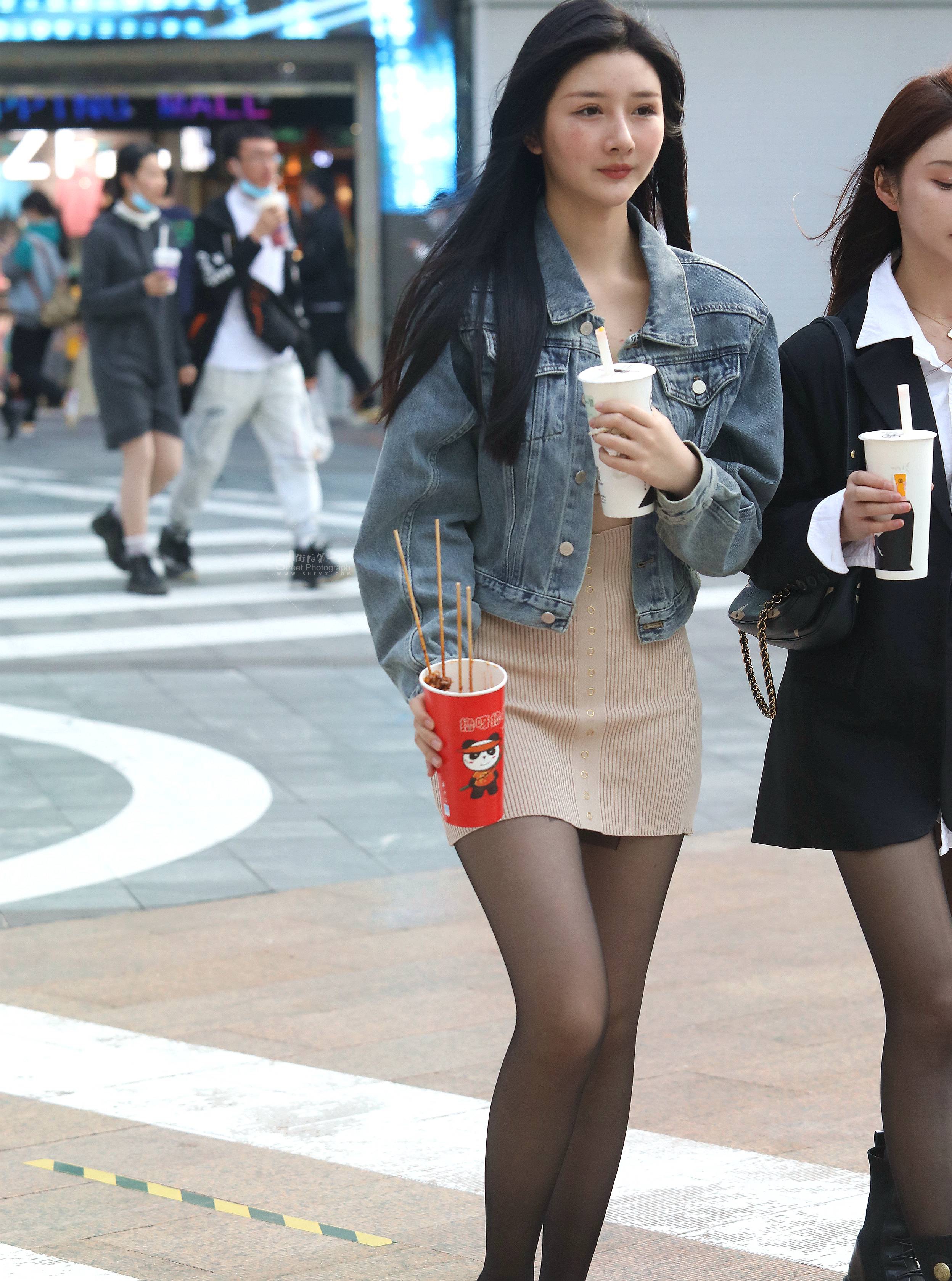  漂亮街拍黑丝妹子