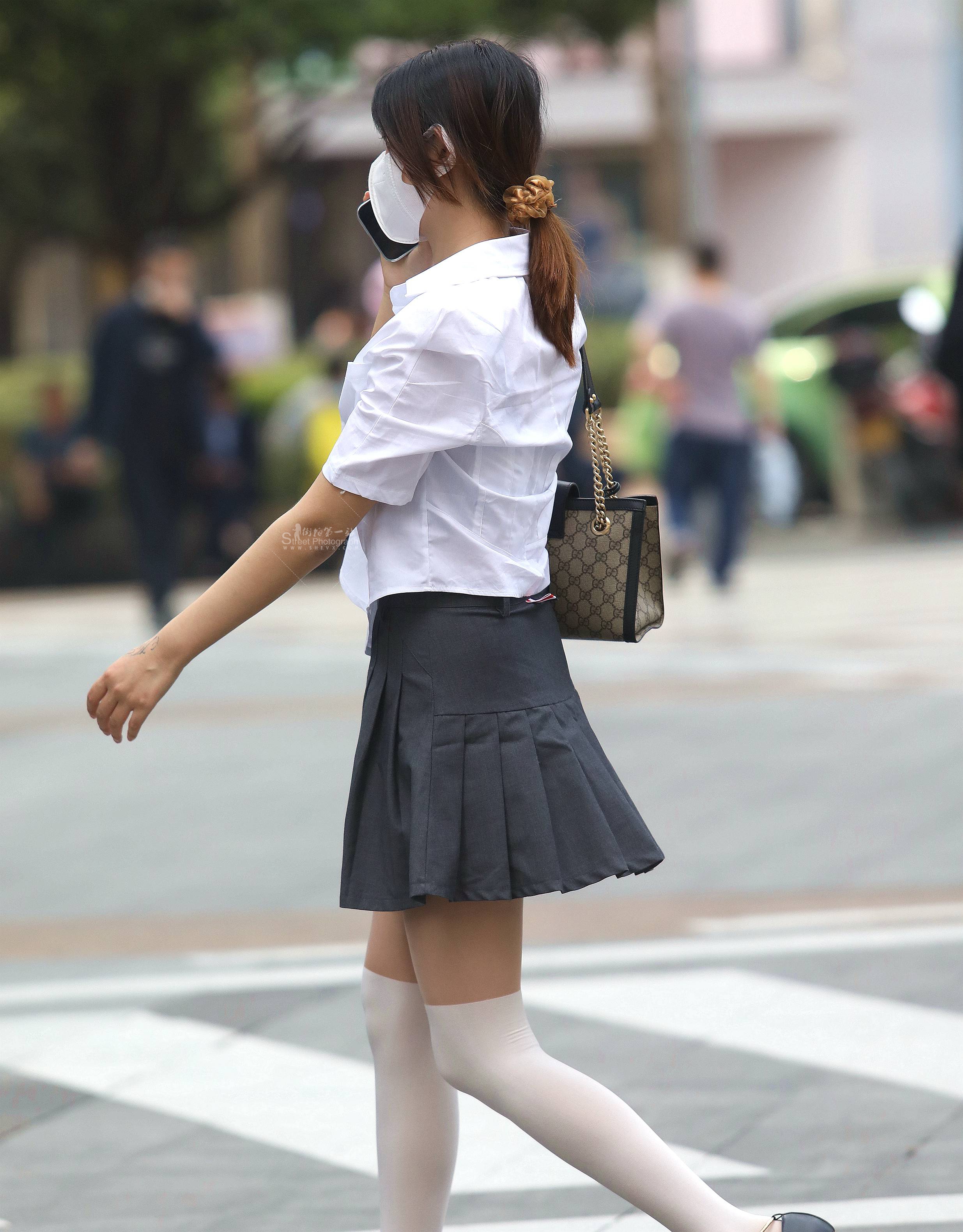  诱惑白丝街拍短裙shaofu