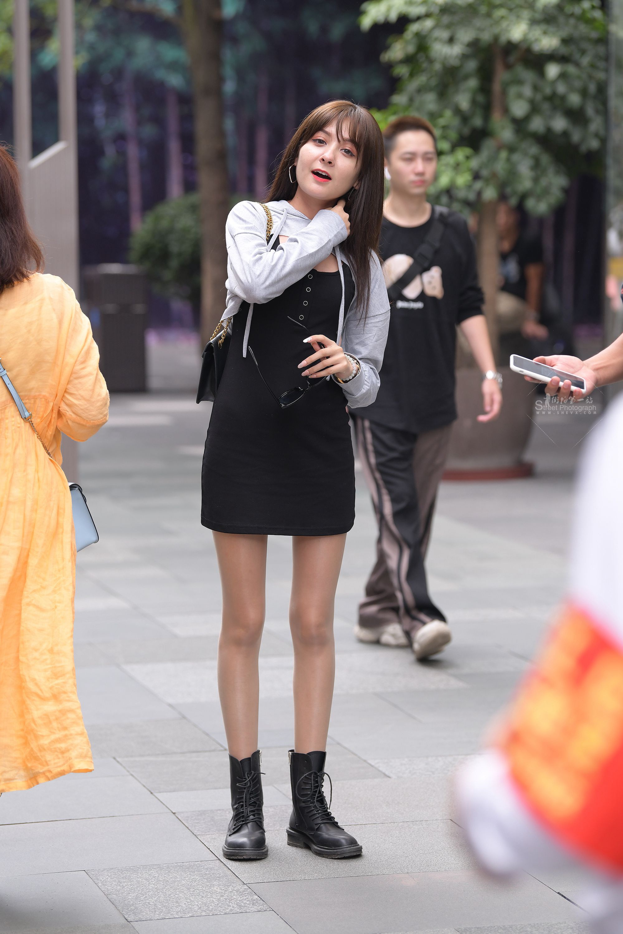 20914-5+49纤细街拍肉丝美腿