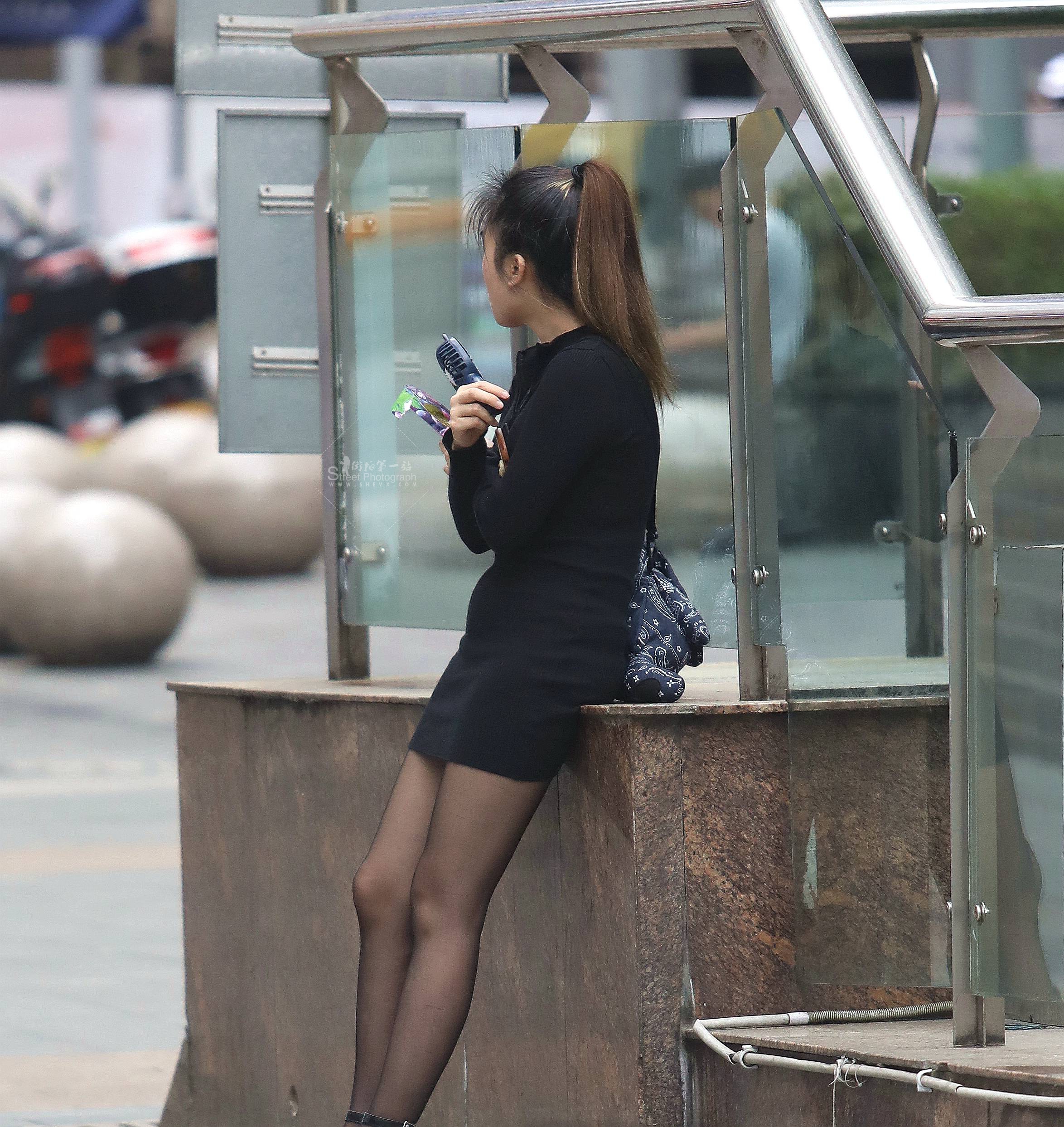  街拍黑丝妹子