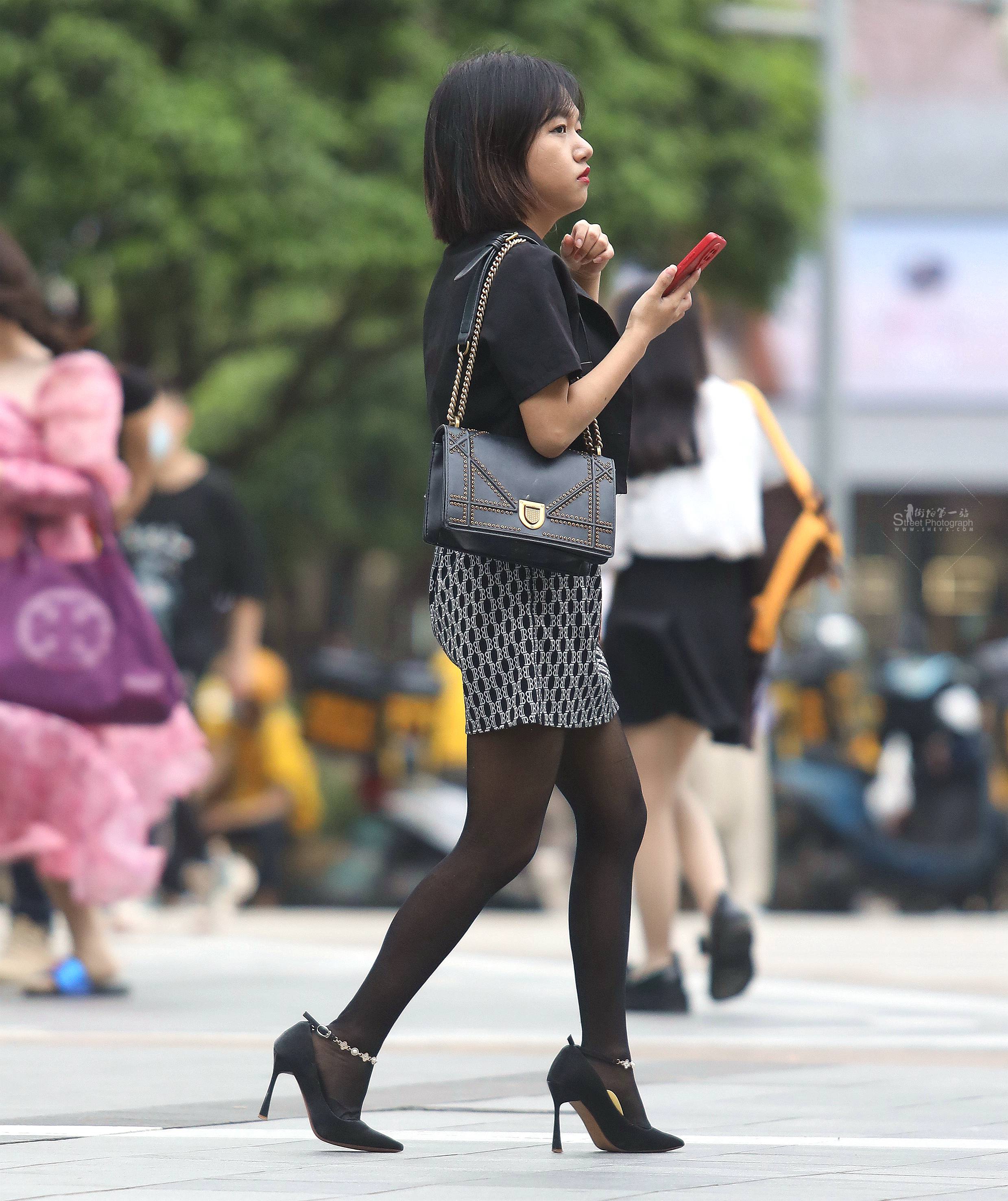 街拍黑丝高跟shaofu