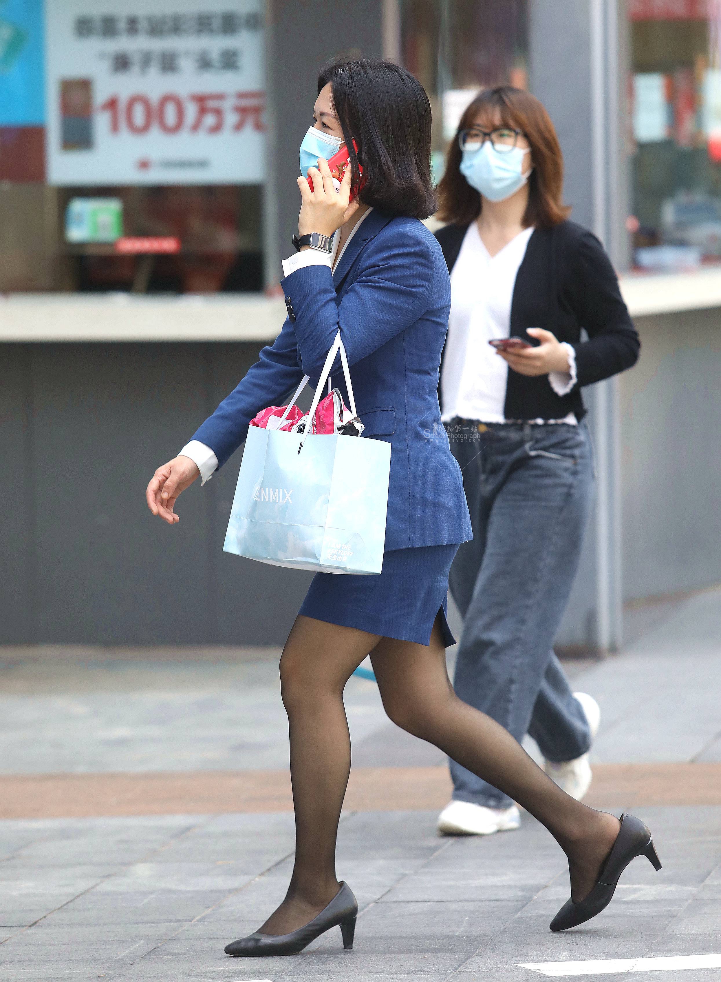 【珏一笑而过】诱惑黑丝高跟街拍OL