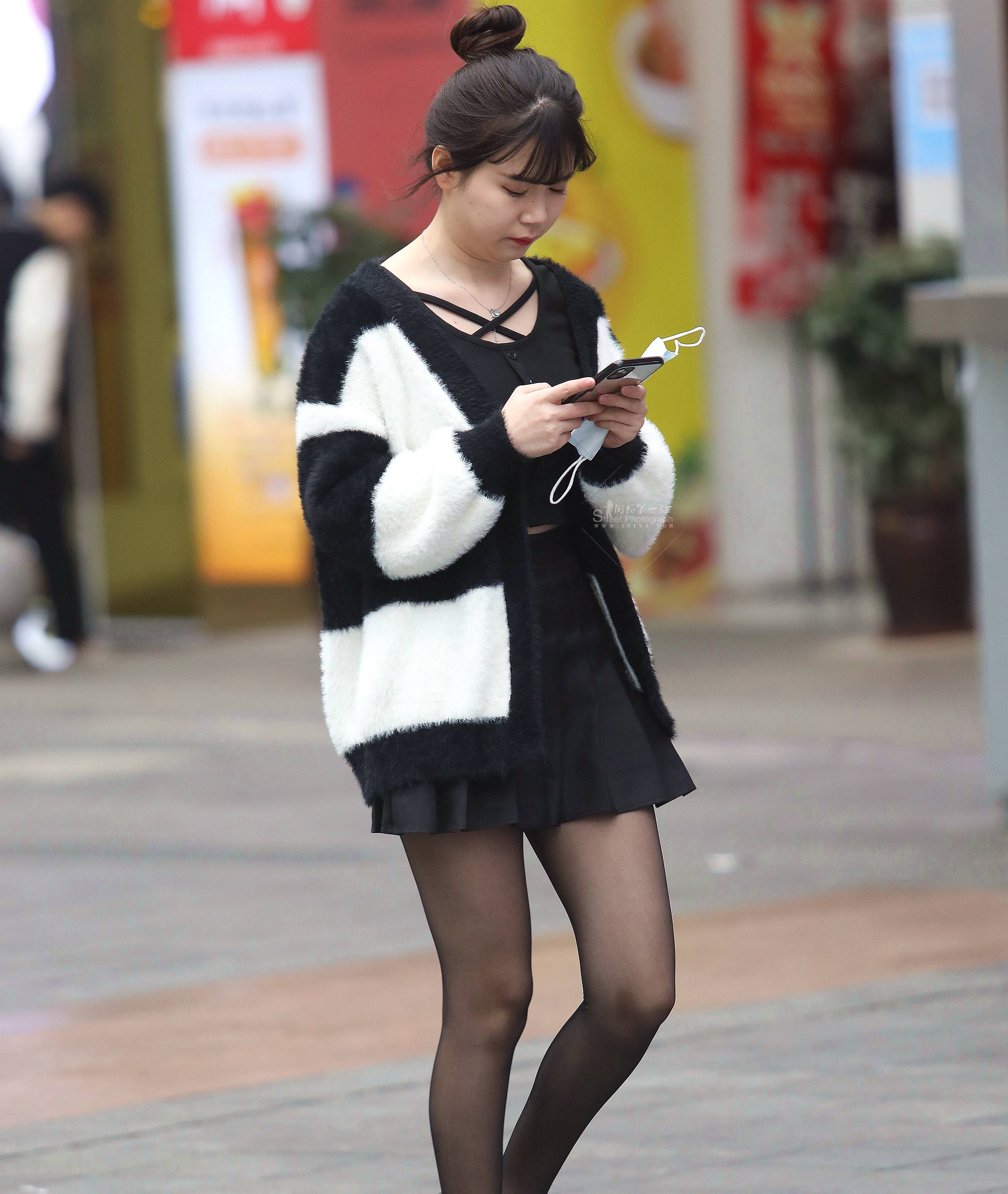  黑 丝短裙妹子