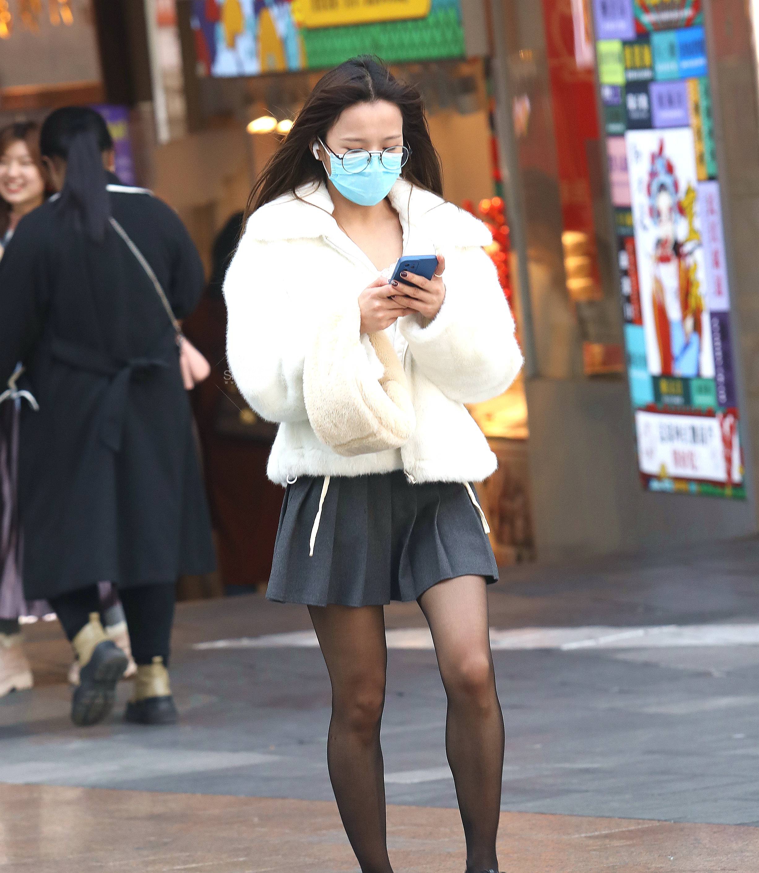 黑 丝短裙妹子