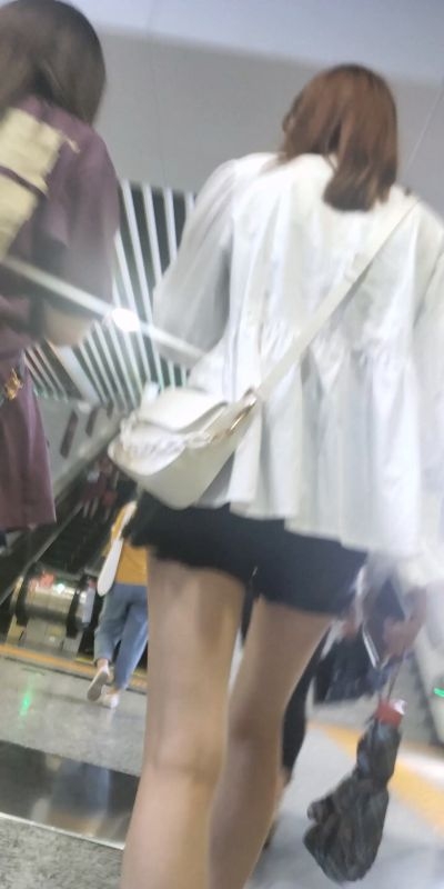 【独家原创】 接近40度出门的热裤大长腿