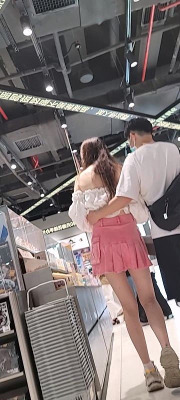 【独家原创】 和老公逛街的年轻小少妇